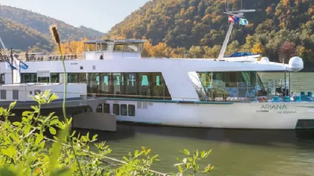 Schiff legt an Donaukreuzfahrt